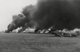 Duitse transportvliegtuigen in brand op vliegveld Waalhaven, 10 mei 1940